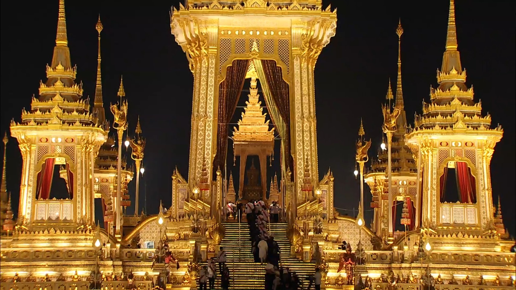 พระประมุข ผู้แทนต่างประเทศ ขึ้นถวายพระเพลิงพระบรมศพ