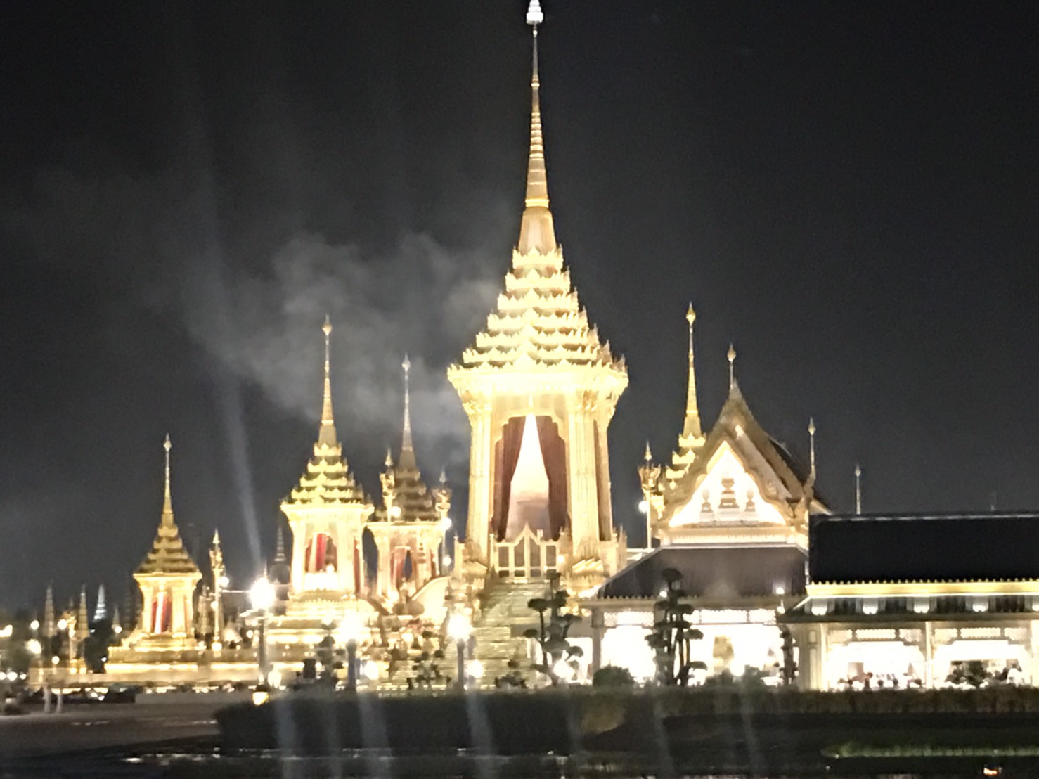 ประชาชนก้มกราบสะอื้นไห้ระงม! ควันลอยเหนือ “พระเมรุมาศ” ขอน้อมส่งสู่สวรรคาลัย