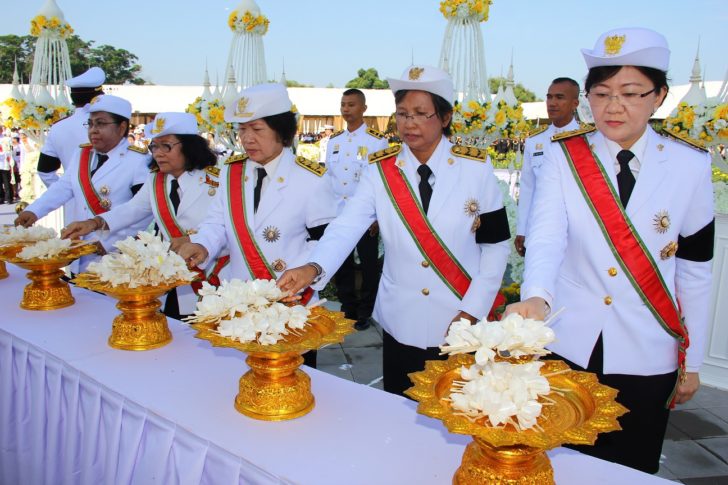 พสกนิกรอยุธยา ร่วมวางดอกไม้จันทน์ ด้านหน้าพระราชวังโบราณเนืองแน่น