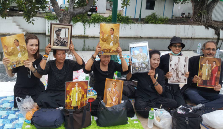 ปักหลักรอแล้ว! พสกนิกรจับจองพื้นที่ค้างคืนรอเข้าร่วมพระราชพิธี 26 ต.ค.