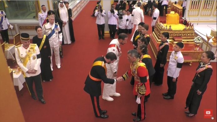 “ในหลวง” และพระบรมวงศ์ ทรงมีพระราชปฏิสันถารกับราชวงศ์และผู้แทนต่างประเทศ