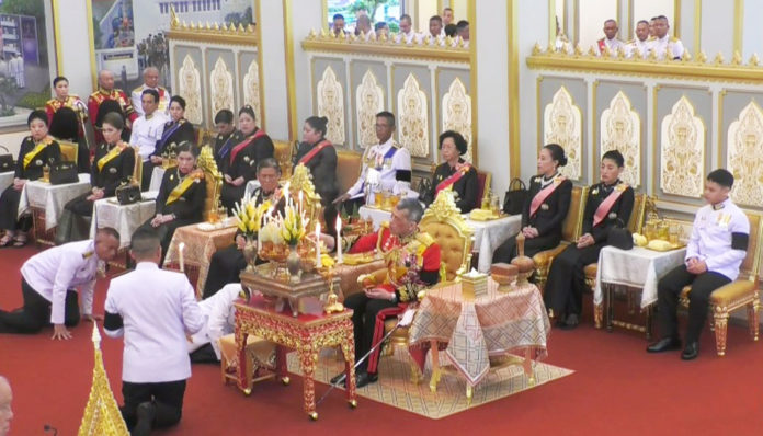 hm-26-16.30-696x398 สมเด็จพระเจ้าอยู่หัว เสด็จพระราชดำเนิน ประกอบพิธีถวายพระเพลิงพระบรมศพ