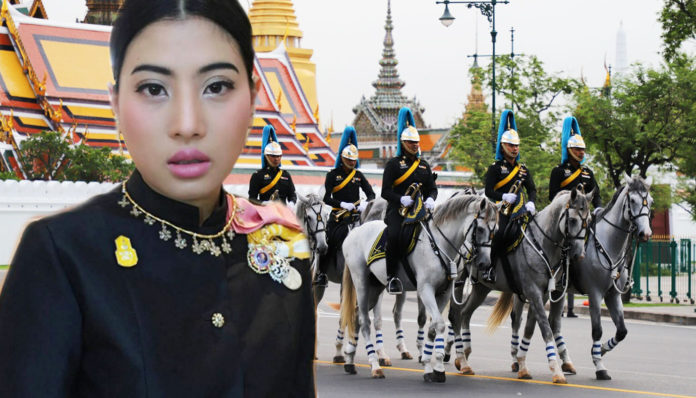 พระองค์หญิงฯ ทรงเป็นผู้บังคับกองทหารม้าเกียรติยศ อัญเชิญพระบรมราชสรีรางคาร ด้วยพระองค์เอง