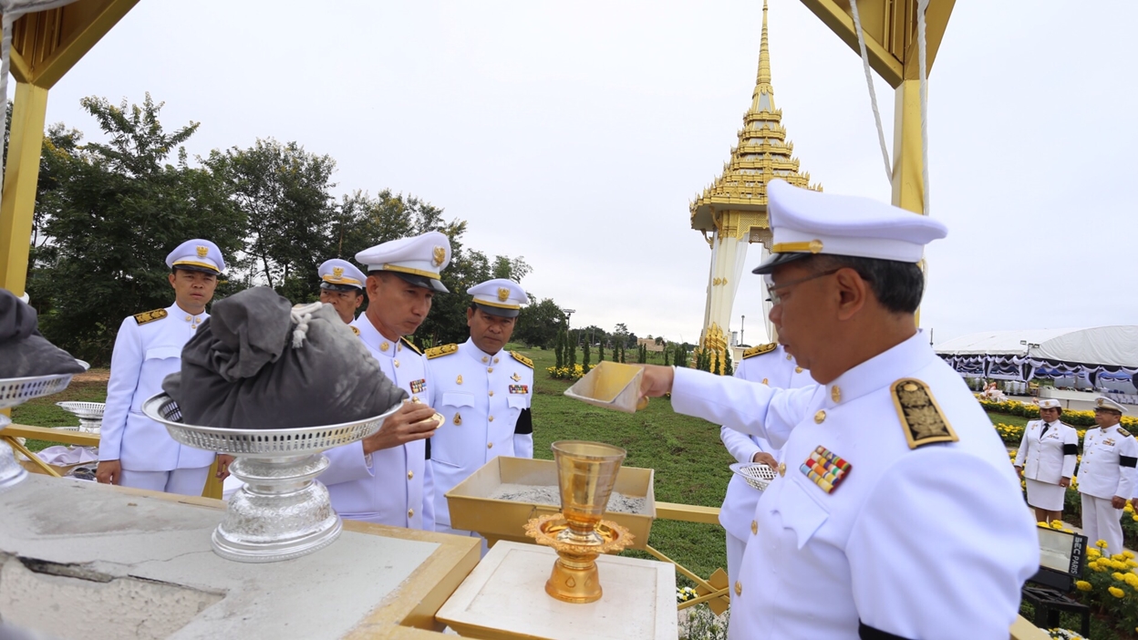 “เชียงราย” ลอยเถ้าดอกไม้จันทน์บริเวณแม่น้ำโขงสามเหลี่ยมทองคำ