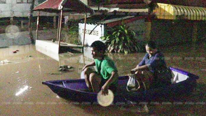 ชาวบ้านโอดน้ำท่วมรอบ 4 จมมิด บ้านเรือน 150 หลังคาเรือนจมบาดาล ได้แต่รอคนนำของบริจาคมาให้