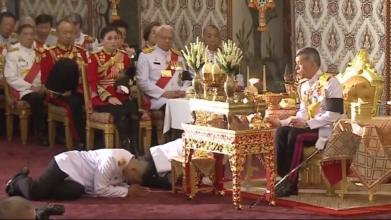 สมเด็จพระเจ้าอยู่หัว และพระบรมวงศ์ ทรงบำเพ็ญพระราชกุศลครบรอบ 1 ปี สวรรคต รัชกาลที่ 9
