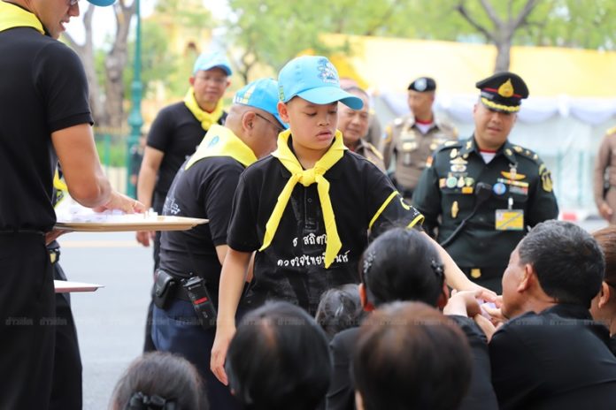 พระองค์เจ้าทีปังกรฯ เสด็จ ประทานน้ำดื่ม ขนม แก่พสกนิกร รอบสนามหลวง
