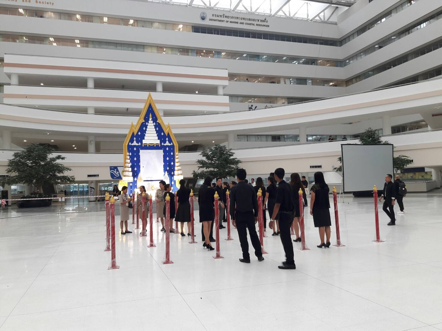 คลังจัดซ้อมพิธีถวายดอกไม้จันทน์ของปชช.ในพระราชพิธีถวายพระเพลิงพระบรมศพ ร.9