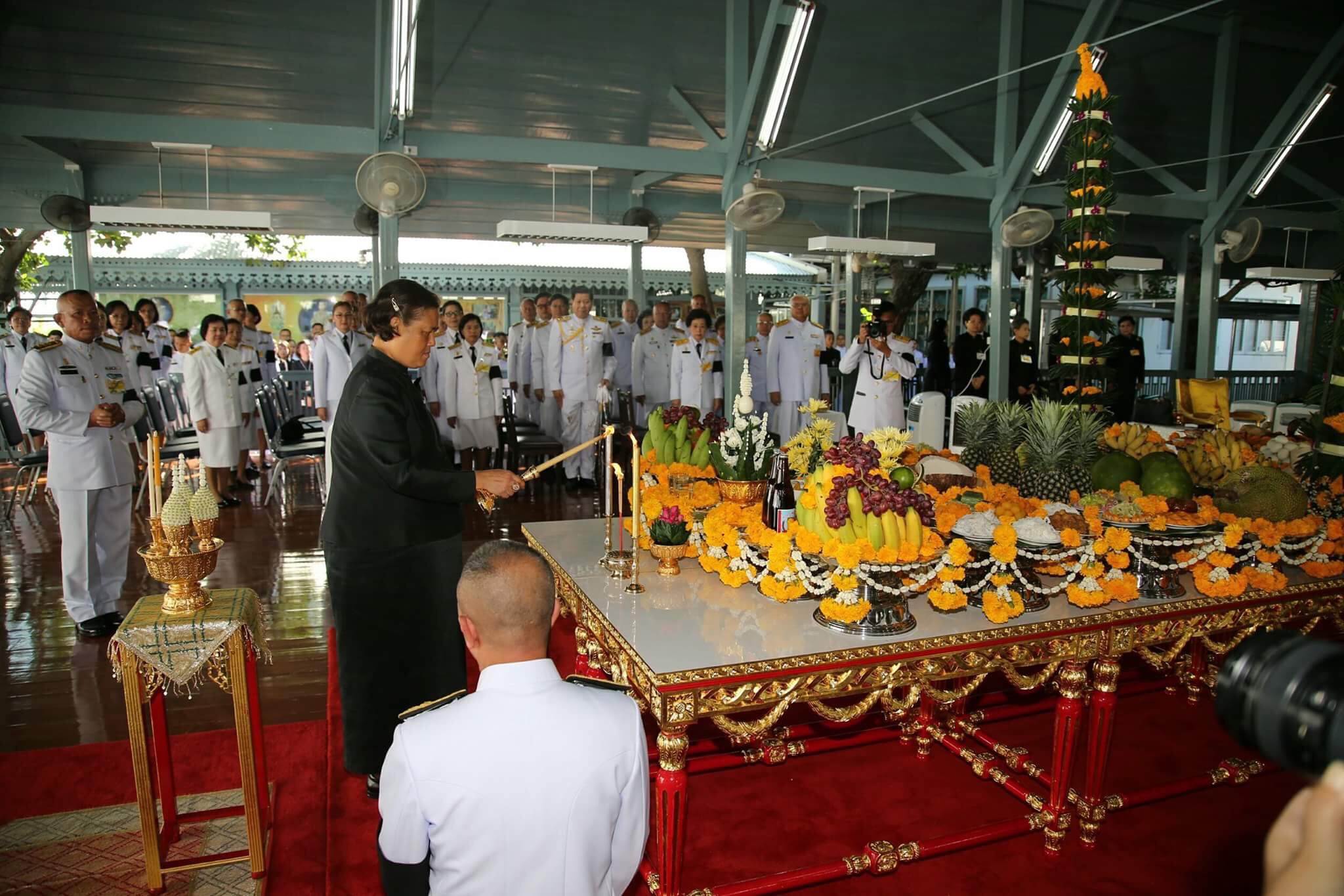 สมเด็จพระเทพฯ บวงสรวงเครื่องสดประดับพระจิตกาธาน รับสั่งถามช่างแทงหยวกด้วยความห่วงใย