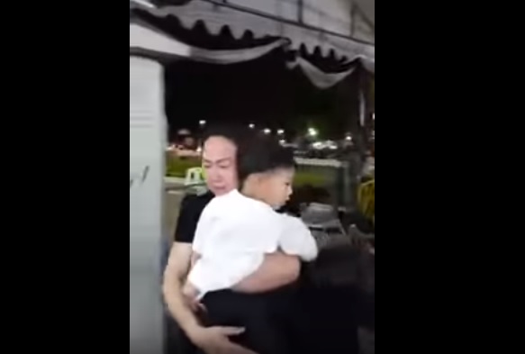วินาทีสุดซึ้ง! ชมคลิป พสกนิกรคนสุดท้าย คุณแม่อุ้มลูกน้อยทั้งน้ำตาเข้ากราบพระบรมศพ