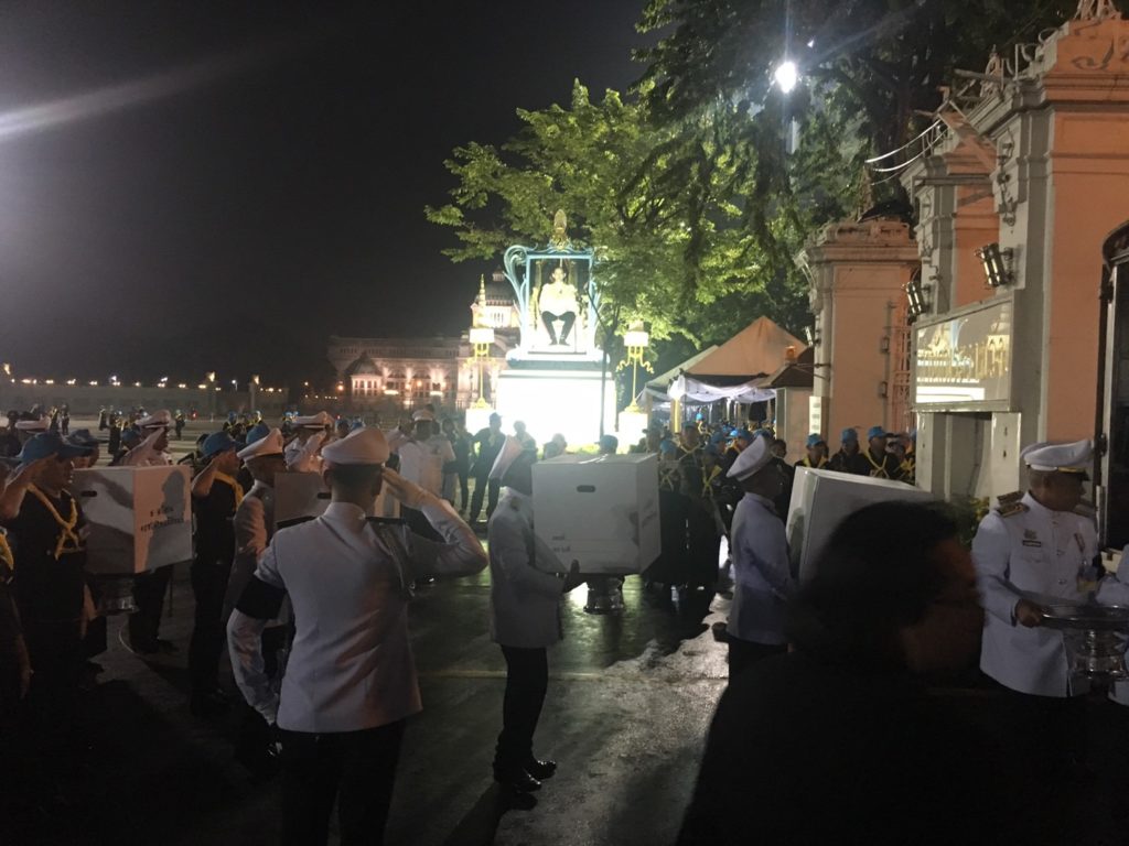 ขยายเวลาถวายดอกไม้จันทน์ ลานพระราชวังดุสิตจาก 4 ทุ่ม เป็นตี 5 เตรียมไว้ 2 แสนดอก ถวายแล้วกว่า 6 หมื่น