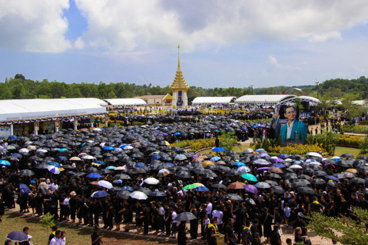 ชาวชุมพรหลั่งไหลเข้าสู่โครงการ “หนองใหญ่” ร่วมพิธีถวายดอกไม้จันทน์พระเมรุมาศจำลอง