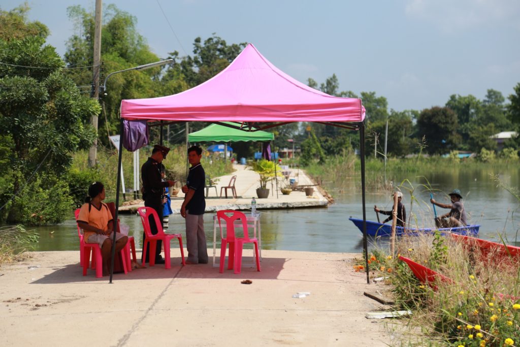 แม่น้ำยมล้น เอ่อท่วมบางระกำ ขยายวงกว้าง บ้านท่าโกถนนขาด ต้องใช้เรือ