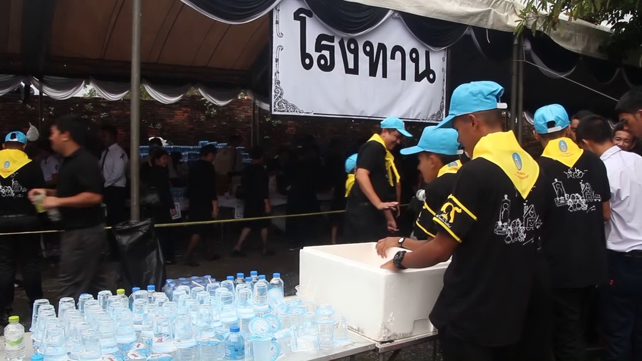 ซึ้งน้ำใจ! ชาวโรฮิงญาในนครศรีฯ นำอาหารอิสลามแจกจ่ายให้กับประชาชนมาถวายดอกไม้จันทน์