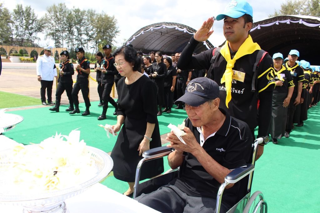 ปชช.นราฯ เข้าคิวรอเเต่เช้า ร่วมพิธีถวายดอกไม้จันทน์เนืองแน่น
