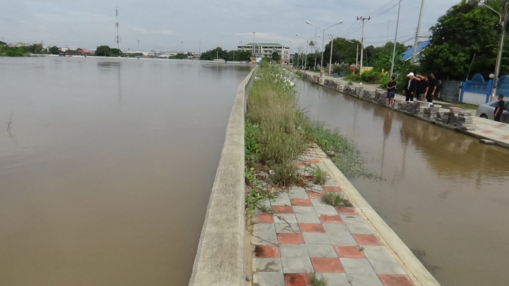น้ำเจ้าพระยาลอดทะลุพนังกั้นทะลักเข้าเมือง อ่างทองระดมจิตอาสากรอกทราย ป้องกันย่านเศรษฐกิจ