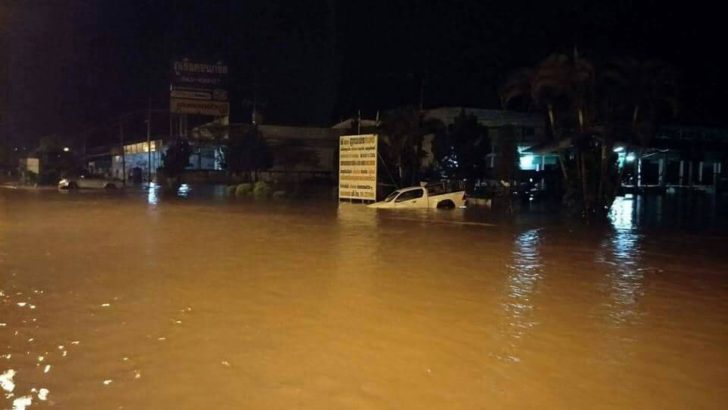 ฝนตกหนักถล่ม 3 อำเภอ จ.เลย น้ำป่าทะลักท้วมมิดบ้าน-พัดรถลงคลอง