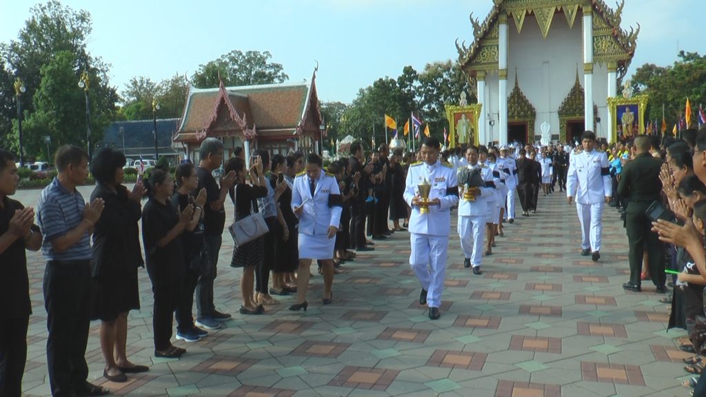 “พิจิตร” บำเพ็ญกุศลถวายในหลวง ร่วมทำพิธีลอยเถ้าดอกไม้จันทน์กลางแม่น้ำน่าน