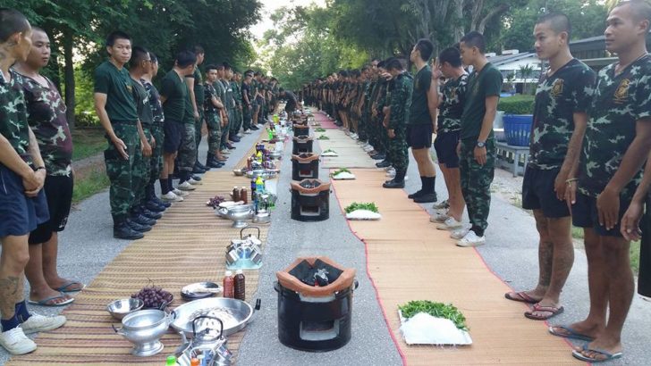 ชาวเน็ตแห่แชร์ภาพ นายใจดี พาทหารค่ายศรีสองรักกินเลี้ยง “หมูกะทะ”