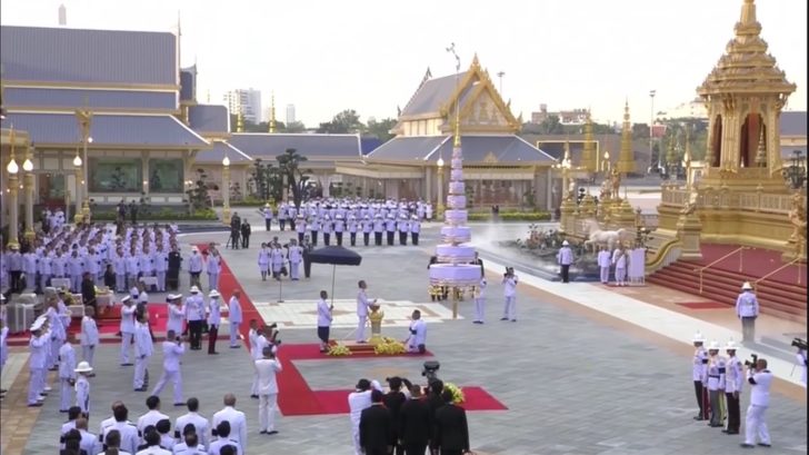 ยกฉัตร_๑๗๑๐๑๘_0006 สมเด็จพระเจ้าอยู่หัว เสด็จพระราชดำเนินไปทรงยกนพปฎลมหาเศวตฉัตรยอดพระเมรุมาศ
