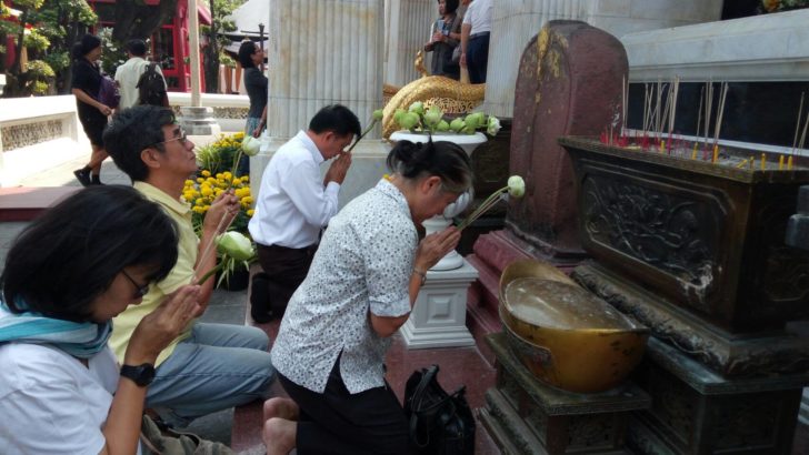 หลั่งไหลวัดบวรฯ กราบพระบรมราชสรีรางคาร ปชช.ปลื้มปิติจะหาโอกาสมาอีกหลายครั้ง
