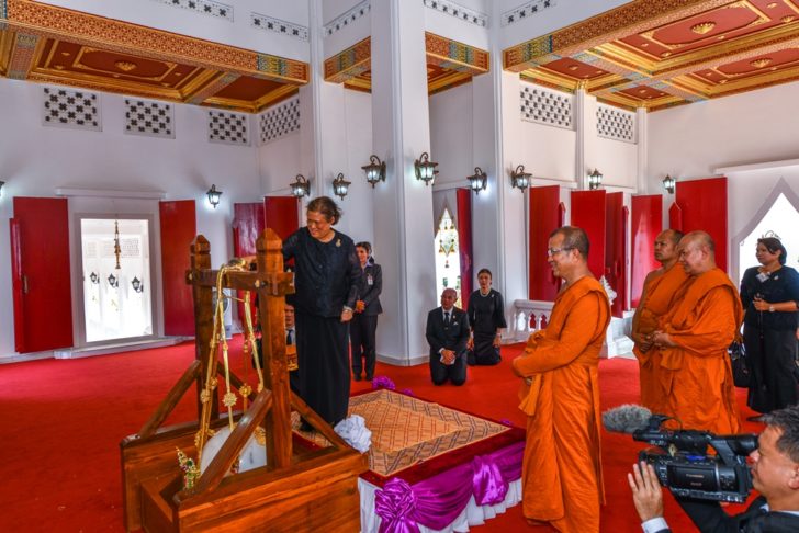 สมเด็จพระเทพรัตนราชสุดาฯ สยามบรมราชกุมารี เสด็จพระราชดำเนิน ทรงกราบสักการะมายาเทวีวิหาร สวนลุมพินีวัน