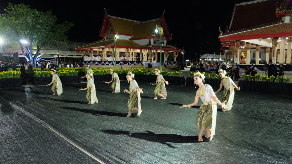 สถานศึกษา “อุทัยธานี 7 แห่ง” แสดงมหรสพ 7 ชุด ถวายหน้าพระเมรุมาศจำลอง