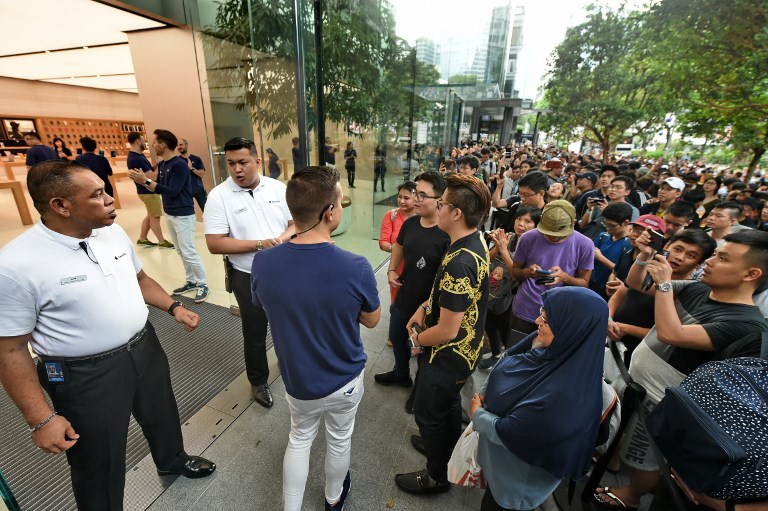 บรรยากาศซื้อ “ไอโฟน X” วันแรกในสิงคโปร์คึกคัก! สองหนุ่มไทยได้เข้าซื้อคนแรก