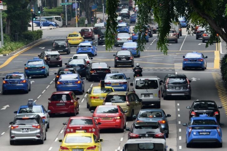 SINGAPORE-AUTOMOBILE-ENVIRONMENT-LIFESTYLE ‘สิงคโปร์’ ออกกฎหมายเข้มจำกัดจำนวนรถบนถนน ทำราคารถพุ่งเฉลี่ย 2.6 ล้าน
