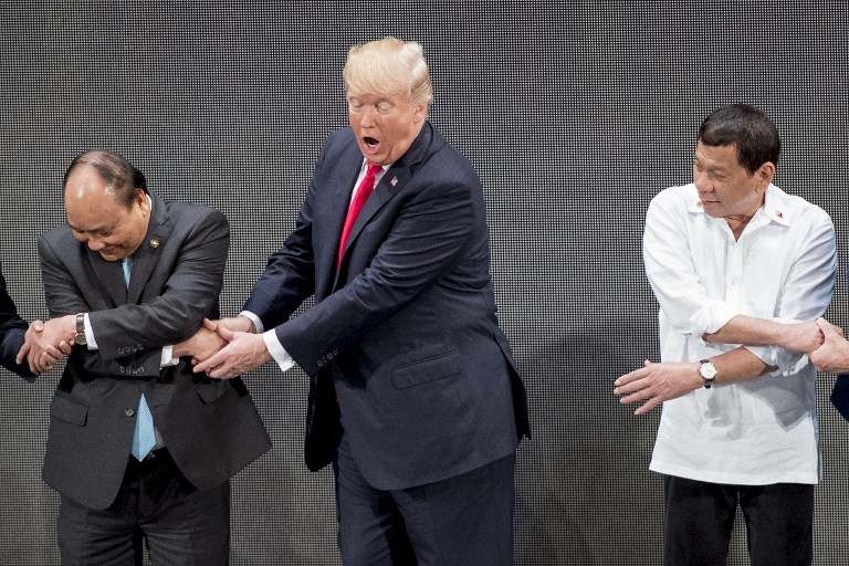 “ทรัมป์” โชว์งงหนักมาก! ระหว่างไขว้จับมือถ่ายภาพหมู่กับผู้นำอาเซียน (ชมภาพ-คลิป)