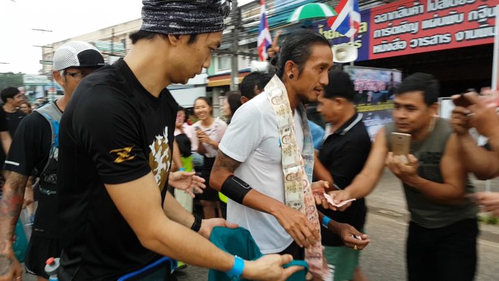 “ตูน” วิ่งวันที่ 3 ในพื้นที่ จ.ชุมพร เพื่อนศิลปิน ดารา นักร้อง เข้าร่วมวิ่งอย่างคับคั่ง