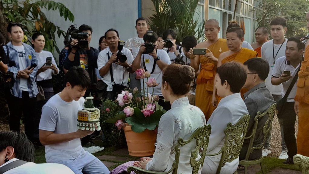 “หมาก ปริญ” เข้าพิธีอุปสมบทแล้วที่วัดพระยาสุเรนทร์ ก่อนเดินทางไปศึกษาธรรมต่อที่เชียงราย