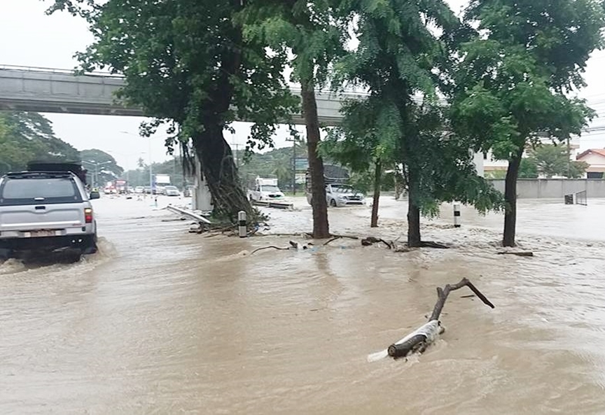 สั่งปิดเรียนแล้ว 9 โรงเรียน อ.ทับสะแก หลังประจวบฯฝนตกหนัก น้ำป่าไหลหลากผ่าน ถ.เพชรเกษม