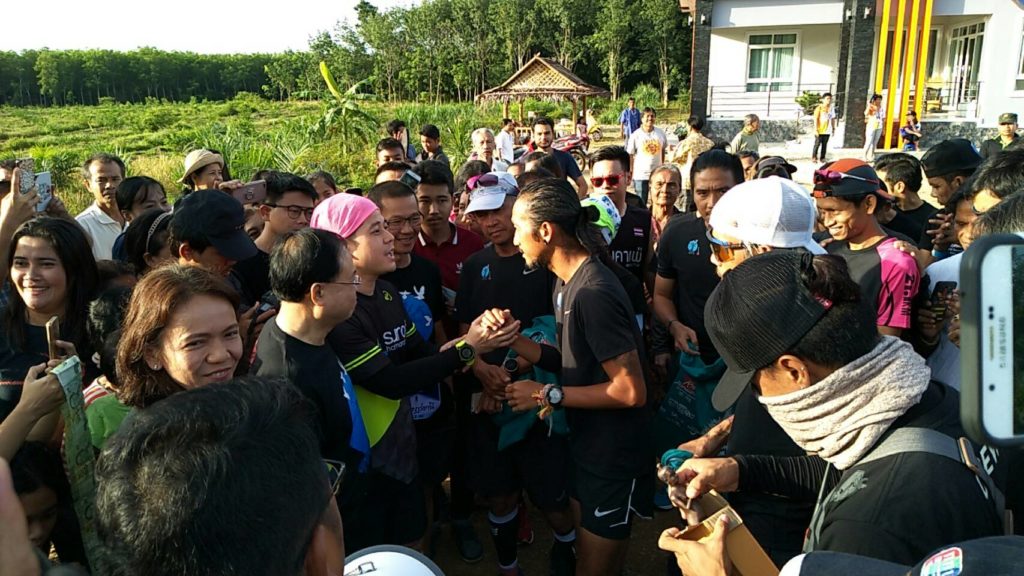 “ตูน” เจ็บขา เริ่มวิ่งช้ากว่ากำหนด ยัน “ยังไหว” ชาวบ้านปรบมือตะโกนให้กำลังใจ
