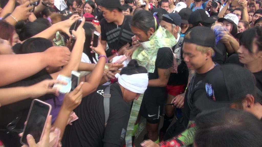 ชาวสงขลานับพันแห่ต้อนรับ “ตูน” วิ่งวันที่ 7 ยอดบริจาคพุ่งเกือบ 100 ล้าน