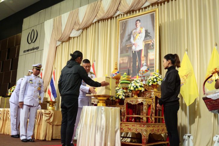 ปลื้มปีติ “ในหลวง” พระราชทานดอกไม้-สิ่งของ “ตูน” รับสั่งให้กำลังใจปฏิบัติภารกิจสำเร็จ