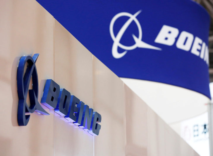 FILE PHOTO: Boeing's logo is seen during Japan Aerospace 2016 air show in Tokyo ปิดดีลยักษ์! ‘จีน’ เซ็นสัญญา ‘โบอิ้ง’ ทุ่มเม็ดเงิน 1.2 ล้านล้านบาท ซื้อเครื่องบิน 300 ลำ