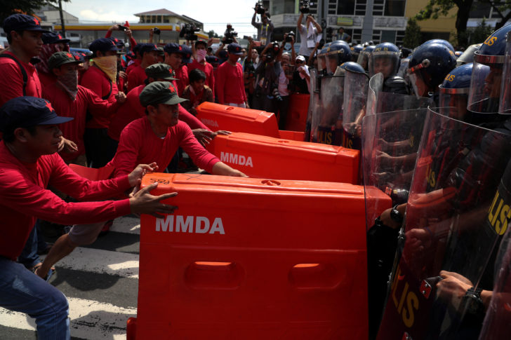 ม็อบปะทะตำรวจ ปราบจลาจลหน้าสถานทูตสหรัฐในกรุงมะนิลา ประท้วง “ทรัมป์” เยือนฟิลิปปินส์
