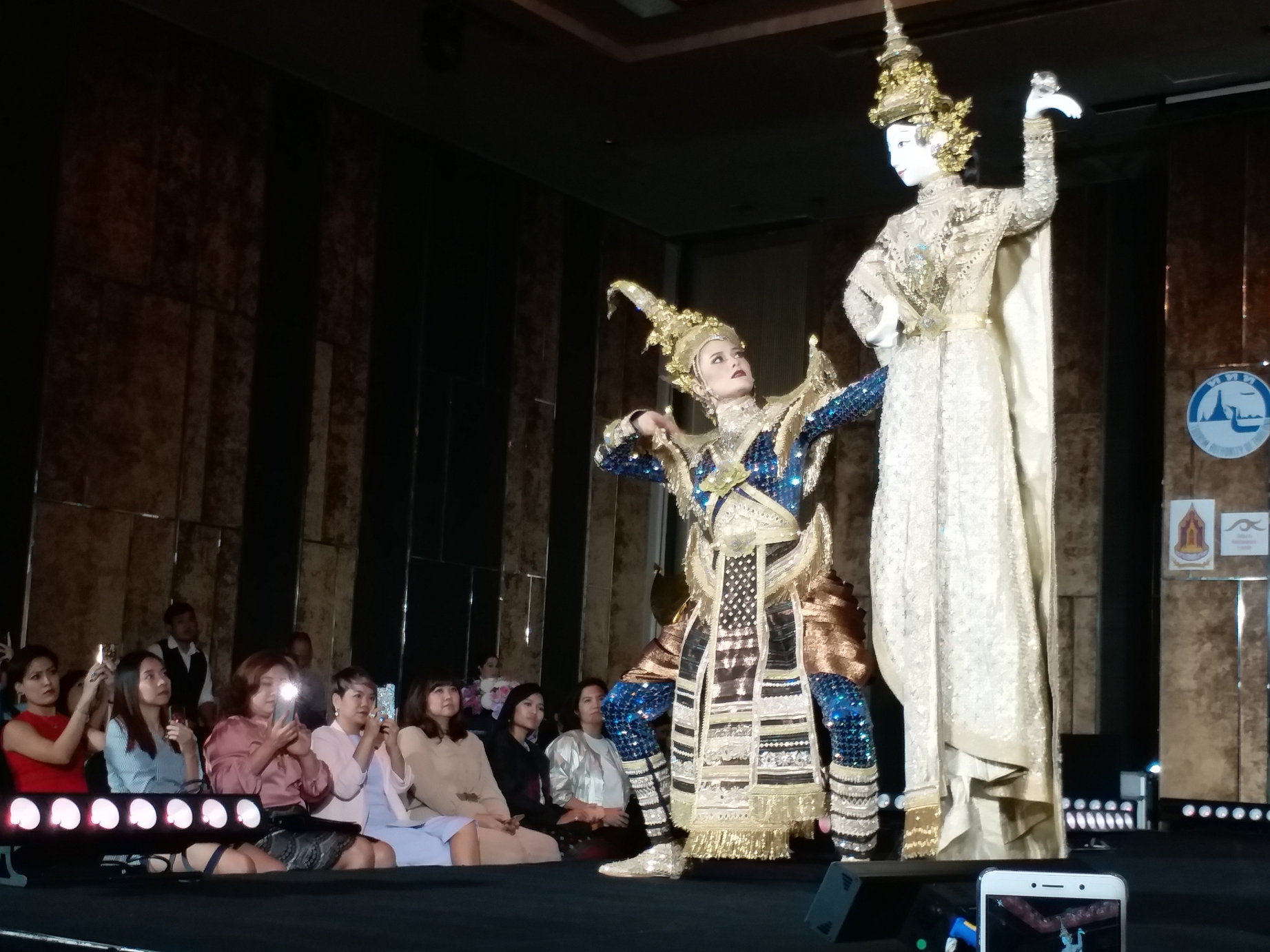 เผยโฉมชุดราตรี “พระองค์หญิงฯ” ทรงประทานให้ “มารีญา” สวมใส่ประกวดมิสยูนิเวิร์ส 2017