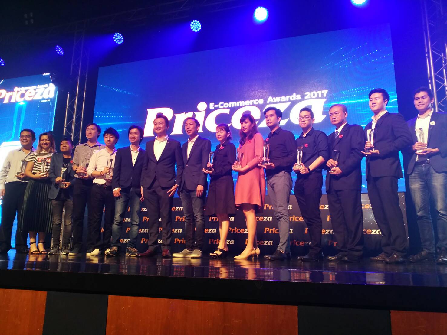 ไพรซ์ซ่าแจกรางวัล 18 อีคอมเมิร์ซฮิต ย้ำปี”60 ตลาดยังโตต่อเนื่อง “แฟชั่น-มือถือ” ยังขายดี