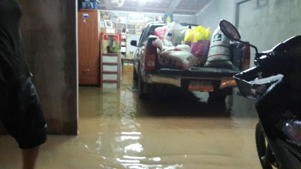 กระบี่ฝนตกต่อเนื่อง! 3 ชม. น้ำระบายไม่ทัน ท่วมหลายสิบหลังคาเรือน หนักสุดเกือบเท่าปี”54