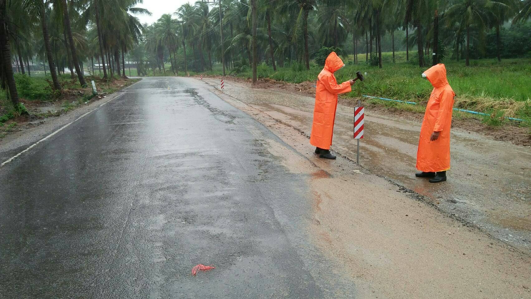 ฝนถล่มประจวบฯ กรมทางหลวงชนบท ติดตั้งป้ายเตือนห้ามผ่าน 1 สายทาง
