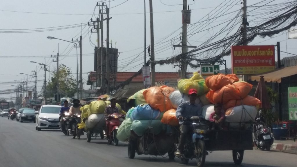 ตลาดโรงเกลือคึกคัก พ่อค้า-แม่ค้าแห่ซื้อเสื้อกันหนาวมือสองไปขาย