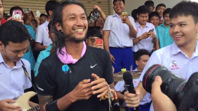 “พี่ตูน” โดดแจมวง สะบัดผม-โยกหัว กอดคอน้องร้องสุดมันส์ ชาวสุราษฎร์ให้กำลังใจแน่น