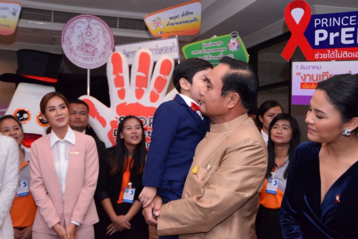 “ตั๊กแตน ชลดา” ร้องเพลงใหม่ให้ “บิ๊กตู่” ฟังก่อนประชุมครม. น้องซีจีเชียร์ “อยู่นานๆนะครับ”