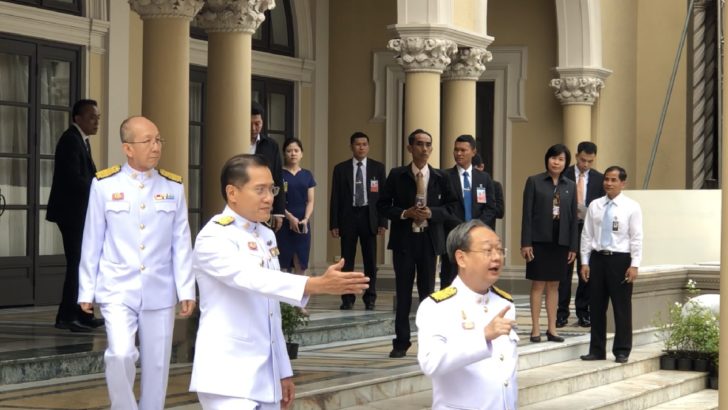 ทำเนียบฯ คึกคัก รมต.ใหม่รวมตัวถ่ายรูป ก่อนเข้าถวายสัตย์ปฏิญาณตน