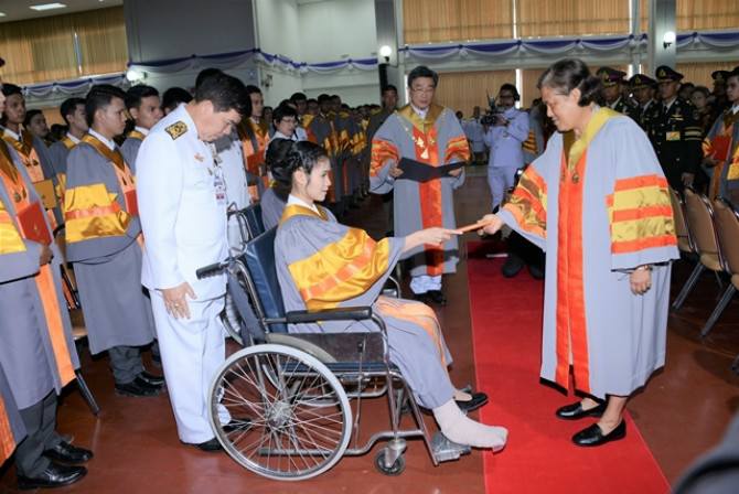 ปีติ! สมเด็จพระเทพฯ พระราชทานปริญญาบัตร 2 บัณฑิตบาดเจ็บเดินไม่ได้ถึงแถวที่นั่ง