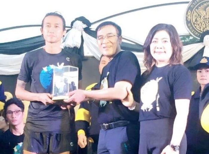 ชาวบางสะพานพร้อมใจไม่เซลฟี่ขณะ “ตูน บอดี้สแลม” วิ่งระดมทุน จัดระเบียบป้องกันนักวิ่งบาดเจ็บ
