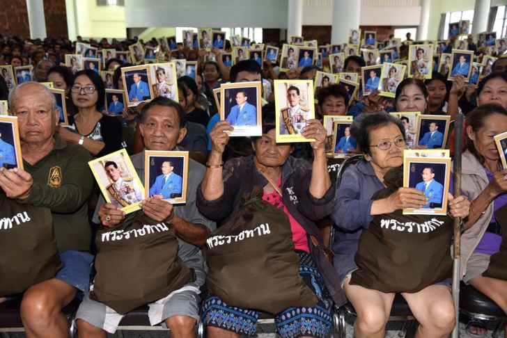 สมเด็จพระเจ้าอยู่หัว โปรดเกล้าฯ เชิญถุงพระราชทาน แก่ราษฎรประสบอุทกภัย จ.เพชรบุรี