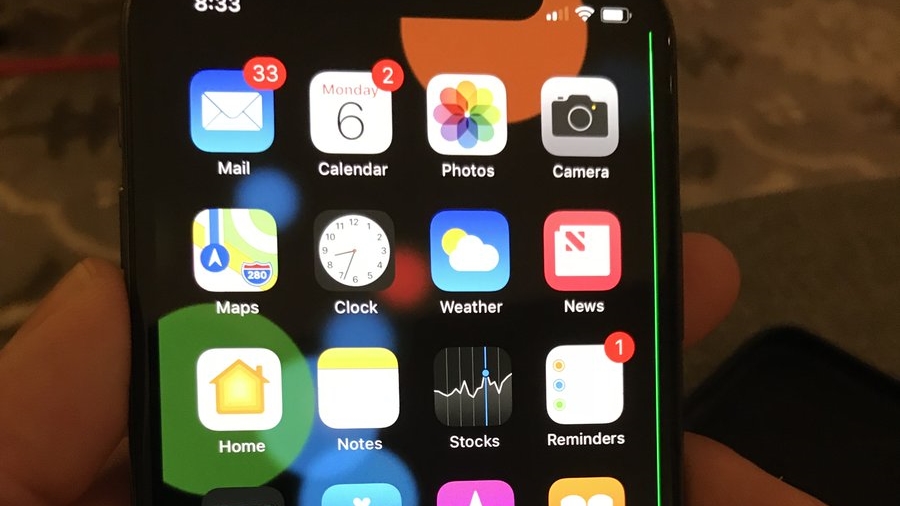 เส้นปริศนา! ผู้ใช้งาน iPhone X บางคนเจอปัญหา “เส้นสีเขียว” ขึ้นที่หน้าจอ